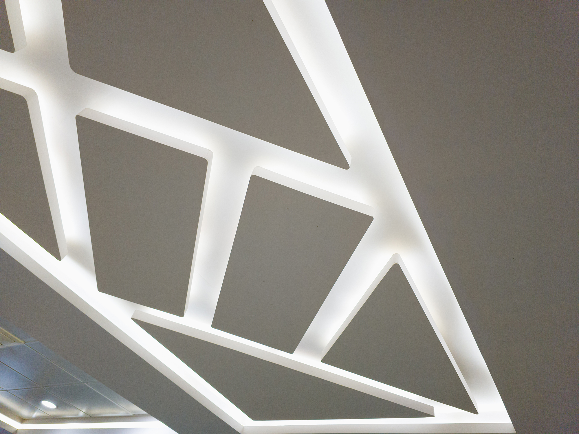 Suspended ceiling with halogen spots lamps and drywall construct